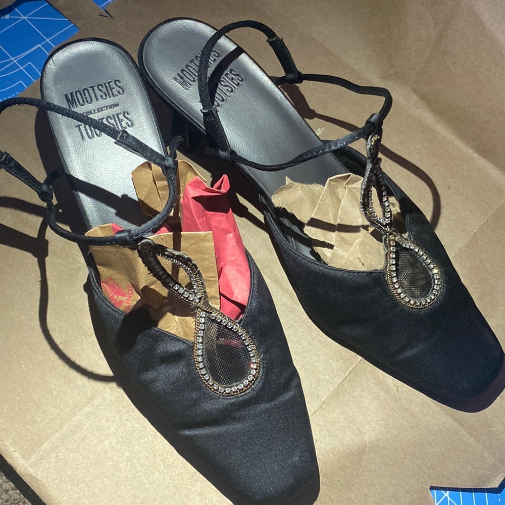 Vintage 90s style low strappy heel